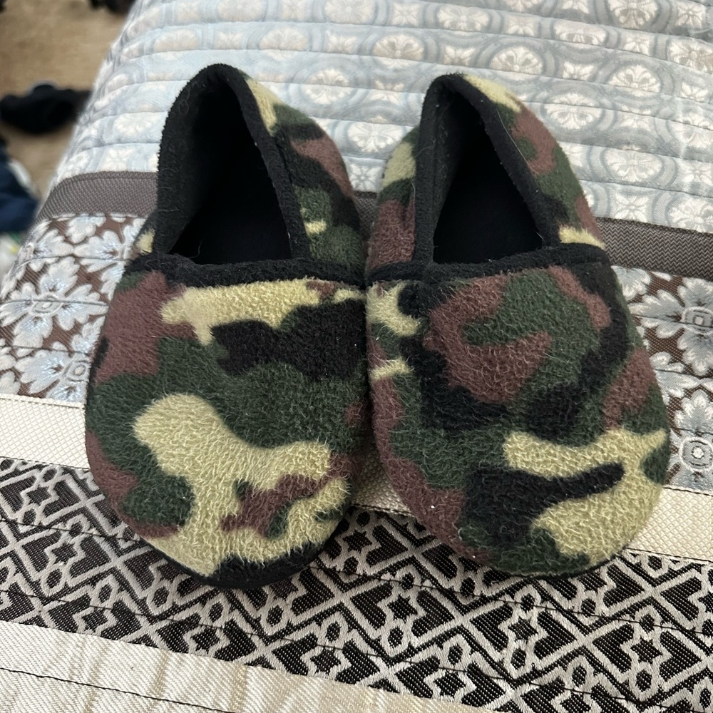 Boys camouflage slippers size 11-12